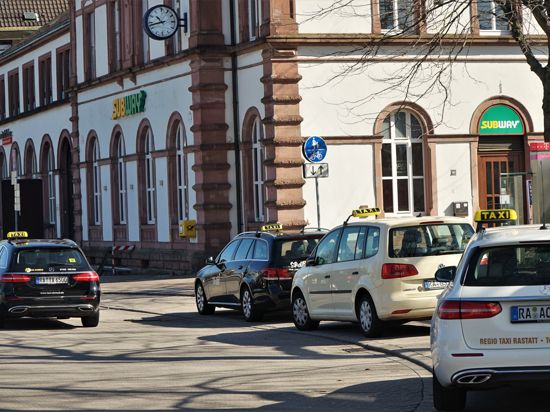Das Taxigeschäft wie hier am Bahnhof Rastatt ist fast zum Erliegen gekommen.
