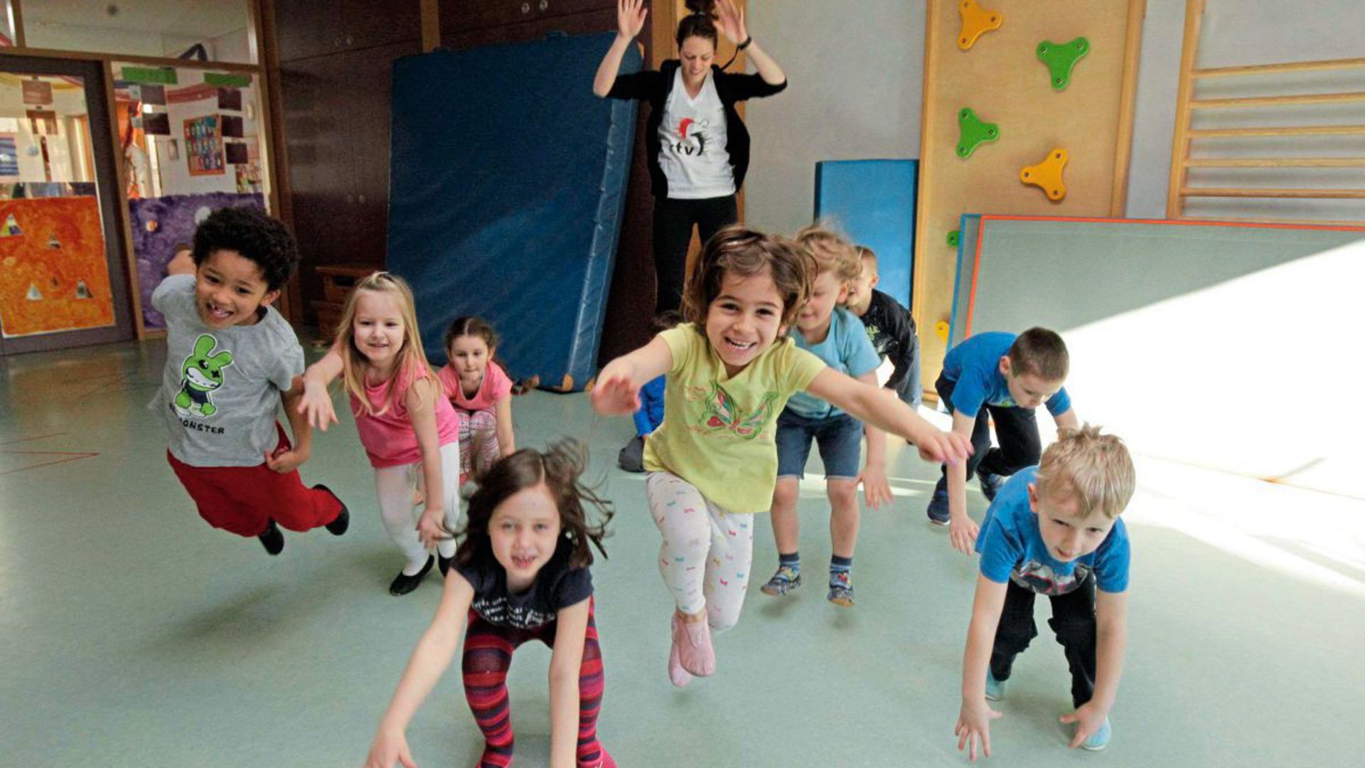 Turnen im Kindergarten: Diese Knirpse haben zweifellos Spaß an Bewegung und die Kita-Träger freuen sich, dass sie wieder da sind.