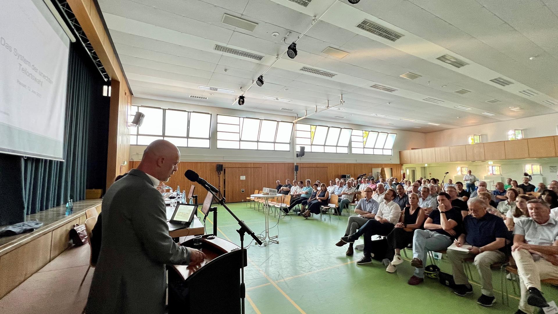 Jürgen Fleckenstein spricht in Ottersdorf über die unechte Teilortswahl. Im Publikum sitzen viele Stadt- und Ortschaftsräte.