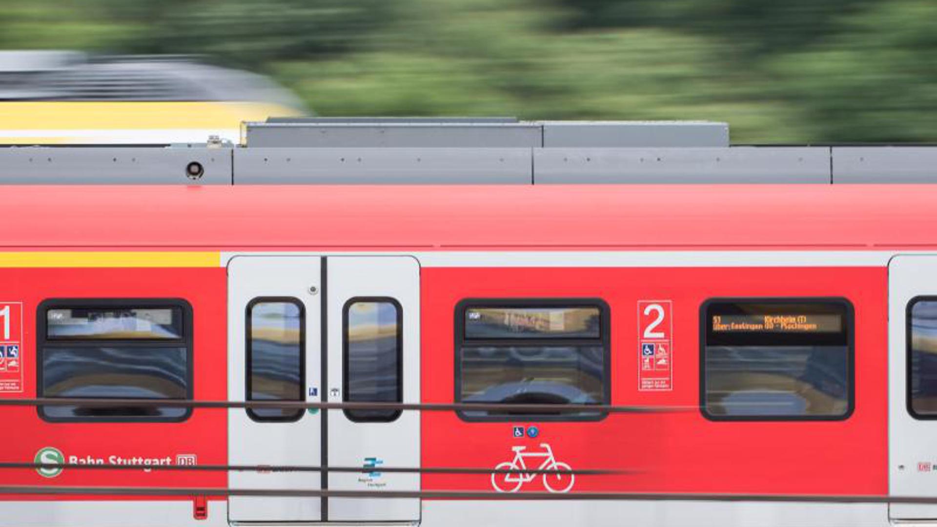 S-Bahn fährt auf Vorfeld des Hauptbahnhofs in Stuttgart
