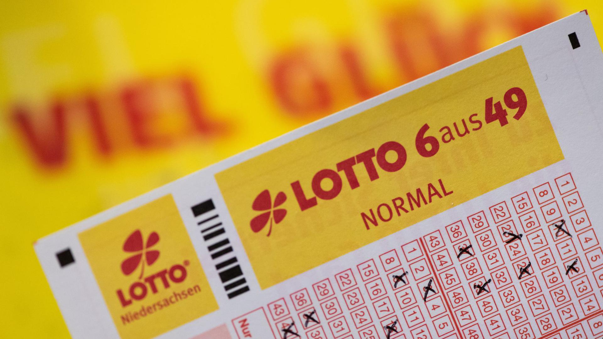 Ein Lottoschein mit den sechs Richtigen kann ein leben verändern.