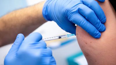 Spritze setzen: Ab Juni sollen Unternehmen ihre Mitarbeiter gegen das Coronavirus impfen können. Noch fehlt es aber an Details, sagen die Firmen in Mittelbaden. 