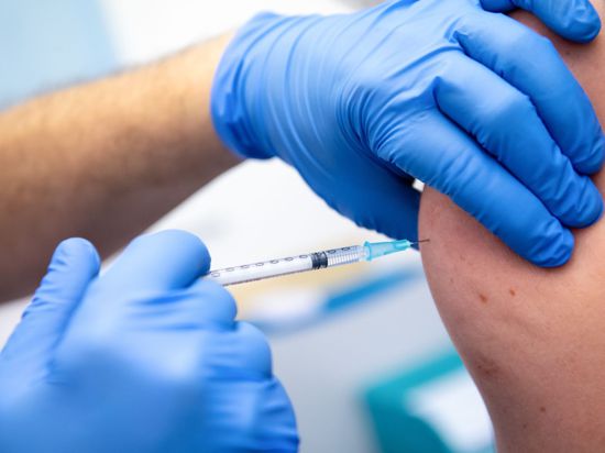 Spritze setzen: Ab Juni sollen Unternehmen ihre Mitarbeiter gegen das Coronavirus impfen können. Noch fehlt es aber an Details, sagen die Firmen in Mittelbaden. 
