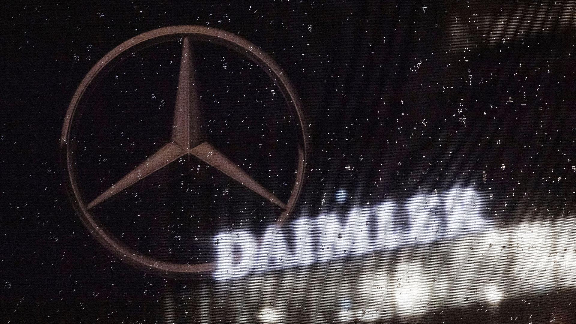 Das Logo der Daimler-AG ist an der Konzernzentrale zu sehen.