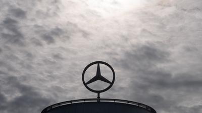 Ein Mercedes-Stern, das Logo der Marke Mercedes-Benz, auf dem Dach eines Showrooms.
