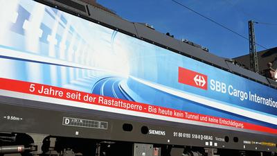 „5 Jahre seit der Rastattsperre – Bis heute kein Tunnel und keine Entschädigung“ steht auf einem Banner an einer Lok.