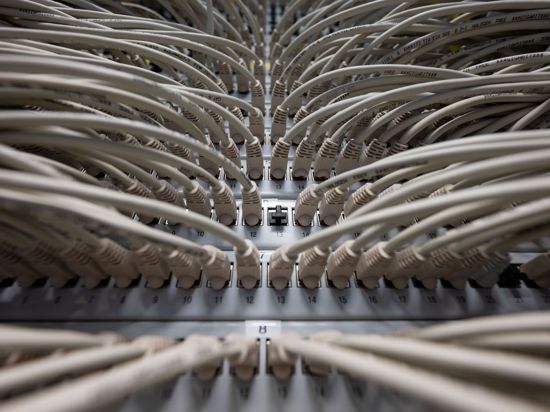 Netzwerkkabel in einem Rechenzentrum.
