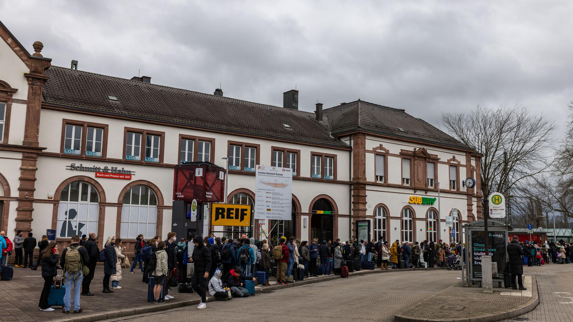 Reisende warten am Bahnhof von Rastatt auf Schienenersatzverkehr. Die Bahnstrecke Karlsruhe-Basel ist nach einem Bombenfund in Rastatt-Niederbühl gesperrt, die Umgebung wird in einem Radius von 1000m evakuiert um die Bombe sprengen zu können.
