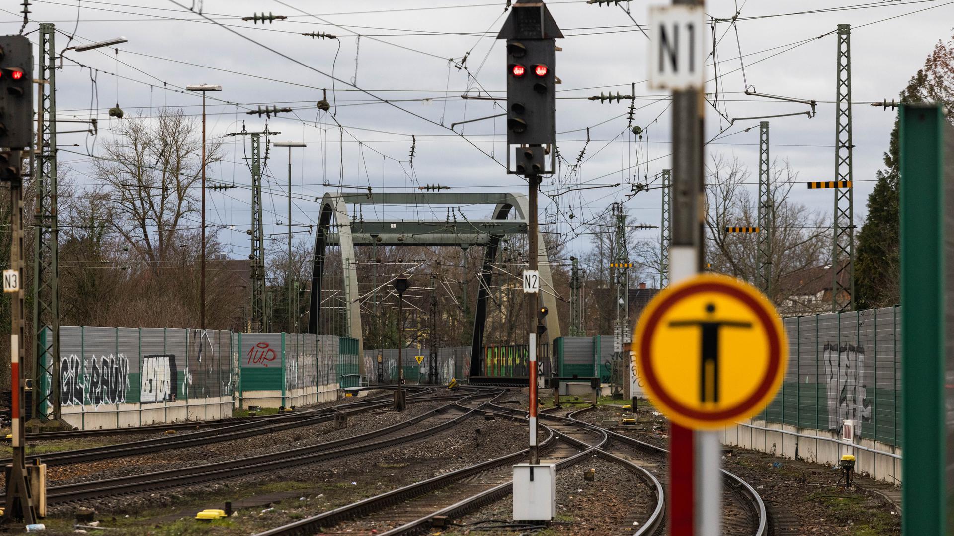 Schienen führen vom Bahnhof Rastatt aus nach Süden, wo im Ortsteil Niederbühl einen Weltkriegsbombe gefunden wurde.