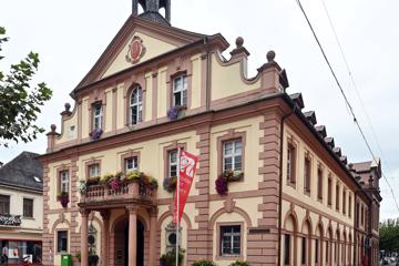 22.09.2023, Baden-Württemberg, Rastatt: Blick auf das Rathaus der Stadt Rastatt. Am Sonntag den 24.09.2023 findet die Oberbürgermeisterwahl in Rastatt statt. Foto: Uli Deck/dpa +++ dpa-Bildfunk +++