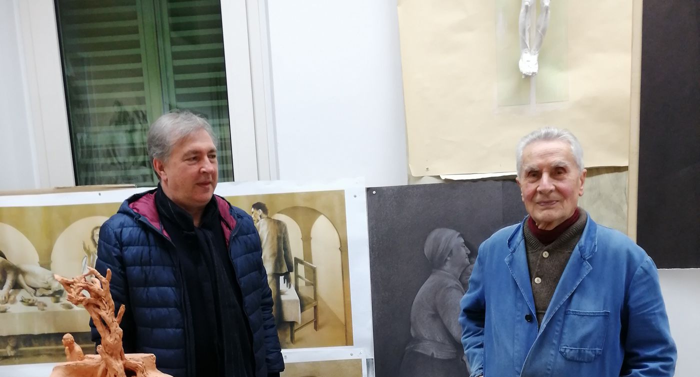 Foto aus 2021
Links: Silvano Clappis, früherer Leiter des Tourismusbüro Fano. Rechts, der damals 90jährige Giuliano Vangi, der auch im hohen Alter täglich im Atelier stand. Die künstlerische Arbeit war sein Lebenselexier.