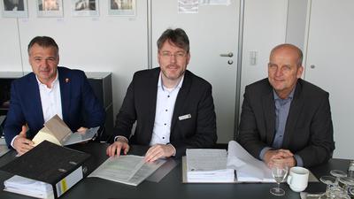 Ötigheims Bürgermeister Frank Kiefer, Landrat Christian Dusch und Ottersweiers Bürgermeister Jürgen Pfetzer (von links) fordern weniger Bürokratie und mehr Eigenverantwortung für die Kommunen. 