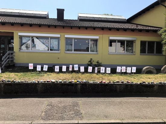 „Wir vermissen Euch“: Das wollen die Erzieherinnen aus dem Kindergarten St. Martin in Iffezheim den Kindern mit den einlaminierten Buchstaben auf dem Rasen vor der Einrichtung zeigen.
