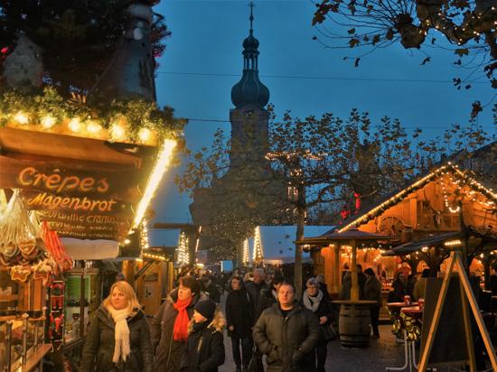 Menschen laufen an den Buden vorbei über den Weihnachtsmarkt in Rastatt.