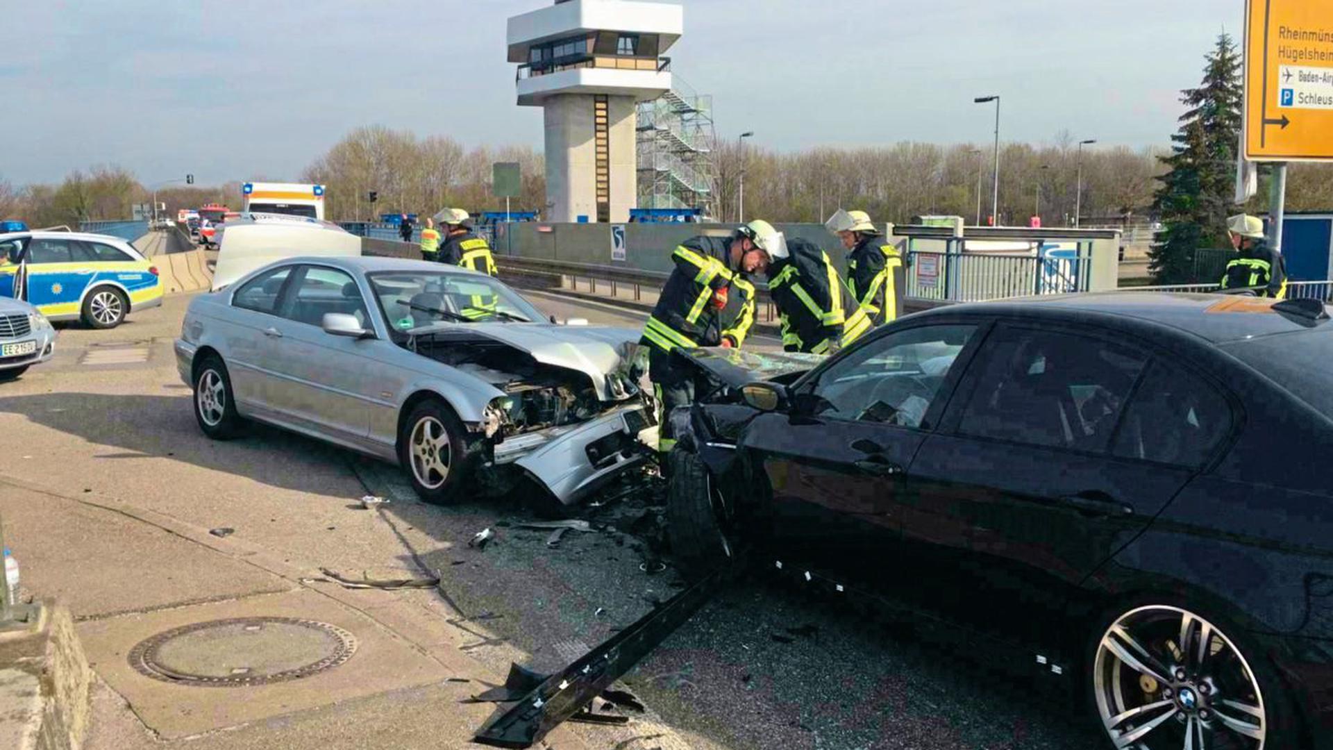 Beifahrer nur leicht verletzt: BMW kracht auf Portastraße unter