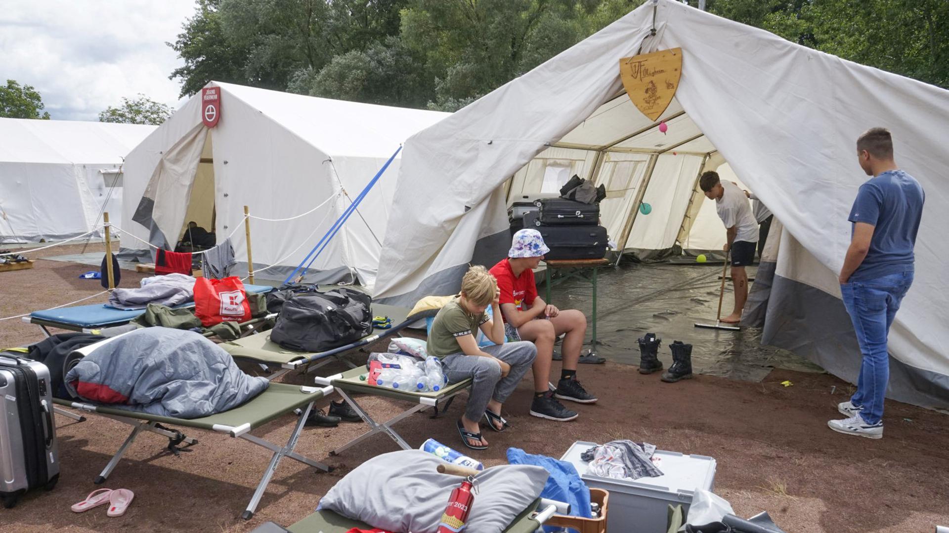 Am Morgen danach sind die Spuren des Unwetters noch zu sehen: Starkregen hatte die Zelte des Jugendfeuerwehr-Zeltlagers in Rastatt geflutet.