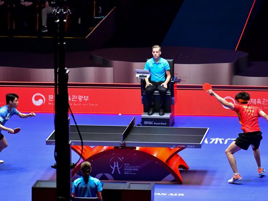 Für den Bühler Christoph Geiger (Mitte) ist bei der Tischtennis-WM in Busan das spannende Halbfinale zwischen Gastgeber Südkorea und China der absolute Höhepunkt. Jang Woojin (links) schlägt dabei Wang Chuqin.