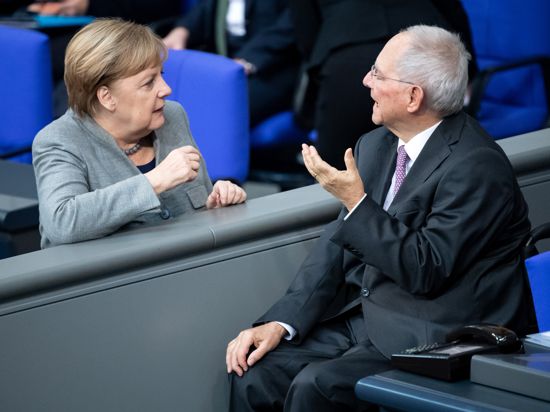 Bundeskanzlerin Angela Merkel (CDU) und Bundestagspräsident Wolfgang Schäuble (CDU) unterhalten sich vor Beginn der Plenarsitzung im Deutschen Bundestag. 