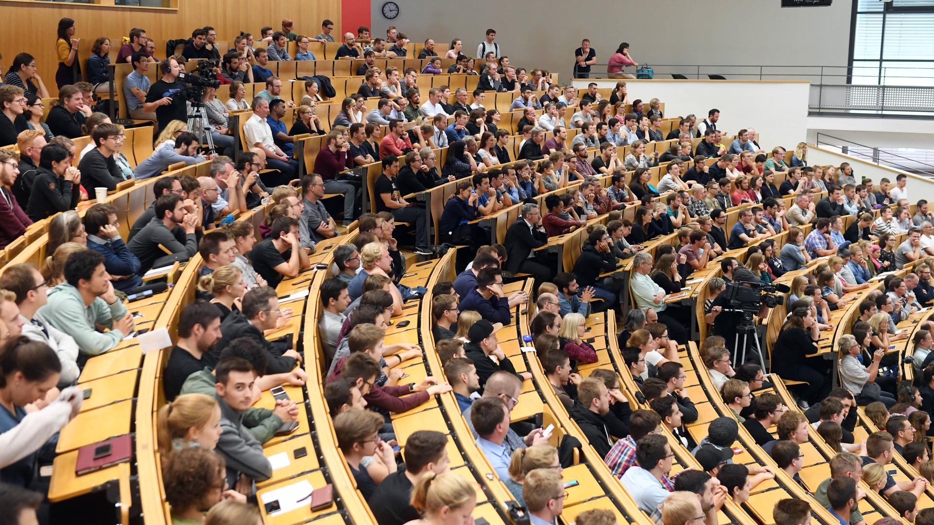 Studenten des Karlsruher Institut für Technologie (KIT) verfolgen in einem Hörsaal einen Vortrag des Astronauten Alexander Gerst. (zu dpa: «Zahl der Studierenden geht leicht zurück") +++ dpa-Bildfunk +++