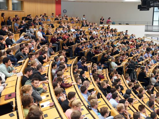 Studenten des Karlsruher Institut für Technologie (KIT) verfolgen in einem Hörsaal einen Vortrag des Astronauten Alexander Gerst. (zu dpa: «Zahl der Studierenden geht leicht zurück") +++ dpa-Bildfunk +++