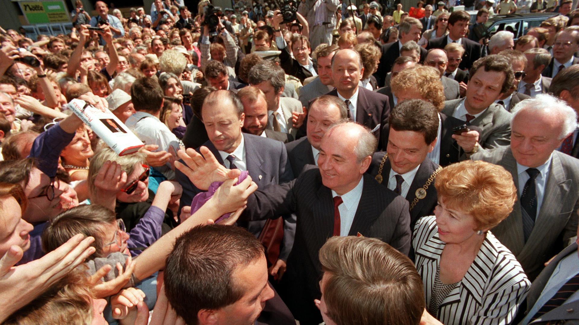 Einen einmaligen Empfang bereitete die Bonner Bevölkerung dem sowjetischen Staats- und Parteichef Michael Gorbatschow und seiner Ehefrau Raissa, als beide das Rathaus besuchten. Beim «Bad in der Menge» mussten die Gäste aus Moskau zahlreiche Hände schütteln. Als einer der Väter der Deutschen Einheit hat Michail Gorbatschow sich seinen Platz in der Geschichte schon vor 30 Jahren gesichert. Er gilt als einer der größten Reformer des 20. Jahrhunderts. Nun wird der Friedensnobelpreisträger und frühere Kremlchef 90 Jahre alt. +++ dpa-Bildfunk +++