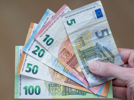 Eine Frau hält Geldscheine in der Hand. (Illustration zu "Lohnfortzahlung in Quarantäne: über 150 Millionen Euro erstattet") +++ dpa-Bildfunk +++