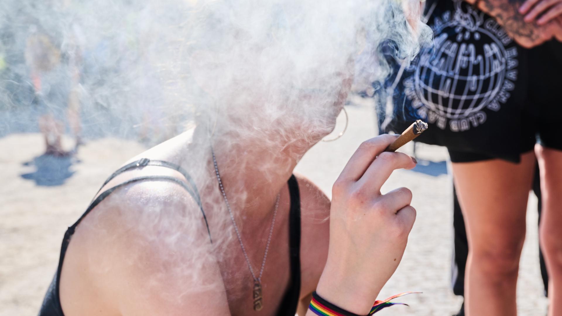 Eine Demonstrantin raucht einen Joint bei der Hanfparade. Die Hanfparade ist laut Angaben der Veranstalter die größte und traditionsreichste Demonstration für Cannabis in Deutschland. (zu dpa: Bundes-Drogenbeauftragte für Sechs-Gramm-Grenze bei Cannabis) +++ dpa-Bildfunk +++