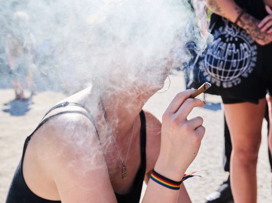Eine Demonstrantin raucht einen Joint bei der Hanfparade. Die Hanfparade ist laut Angaben der Veranstalter die größte und traditionsreichste Demonstration für Cannabis in Deutschland. (zu dpa: Bundes-Drogenbeauftragte für Sechs-Gramm-Grenze bei Cannabis) +++ dpa-Bildfunk +++