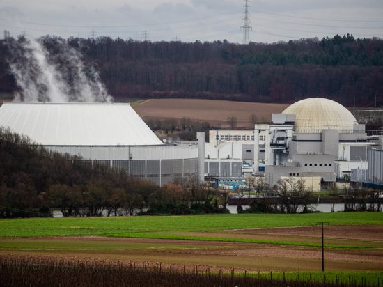 Graue Wolken ziehen über das Kernkraftwerk Neckarwestheim. Als letztes Atomkraftwerk in Baden-Württemberg und eines der letzten in Deutschland soll der Meiler Neckarwestheim II im Landkreis Heilbronn bis Ende des Jahres vom Netz. +++ dpa-Bildfunk +++