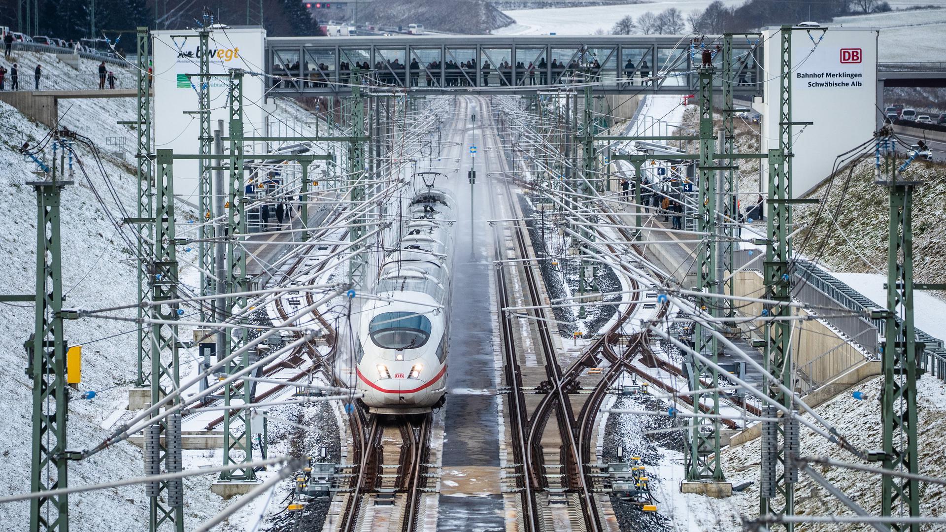 Ein ICE-Schnellzug fährt auf der Bahn-Neubaustrecke Wendlingen-Ulm durch den Bahnhof von Merklingen. Die Neubaustrecke ist am 11. Dezember 2022 in den kommerziellen Betrieb gegangen. +++ dpa-Bildfunk +++