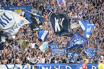 Emotionen pur bei den Fans des Karlsruher SC: Jede Neuigkeit rund um den führenden Fußballclub aus der Region wird begierig aufgenommen.