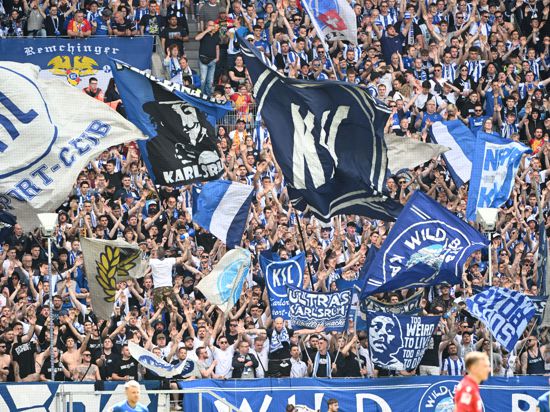 Emotionen pur bei den Fans des Karlsruher SC: Jede Neuigkeit rund um den führenden Fußballclub aus der Region wird begierig aufgenommen.