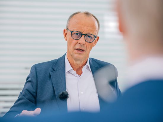 Der CDU-Vorsitzende Friedrich Merz (l) sitzt mit Theo Koll, ZDF-Moderator und Leiter des ZDF-Hauptstadtstudios, beim ZDF-Sommerinterview. 