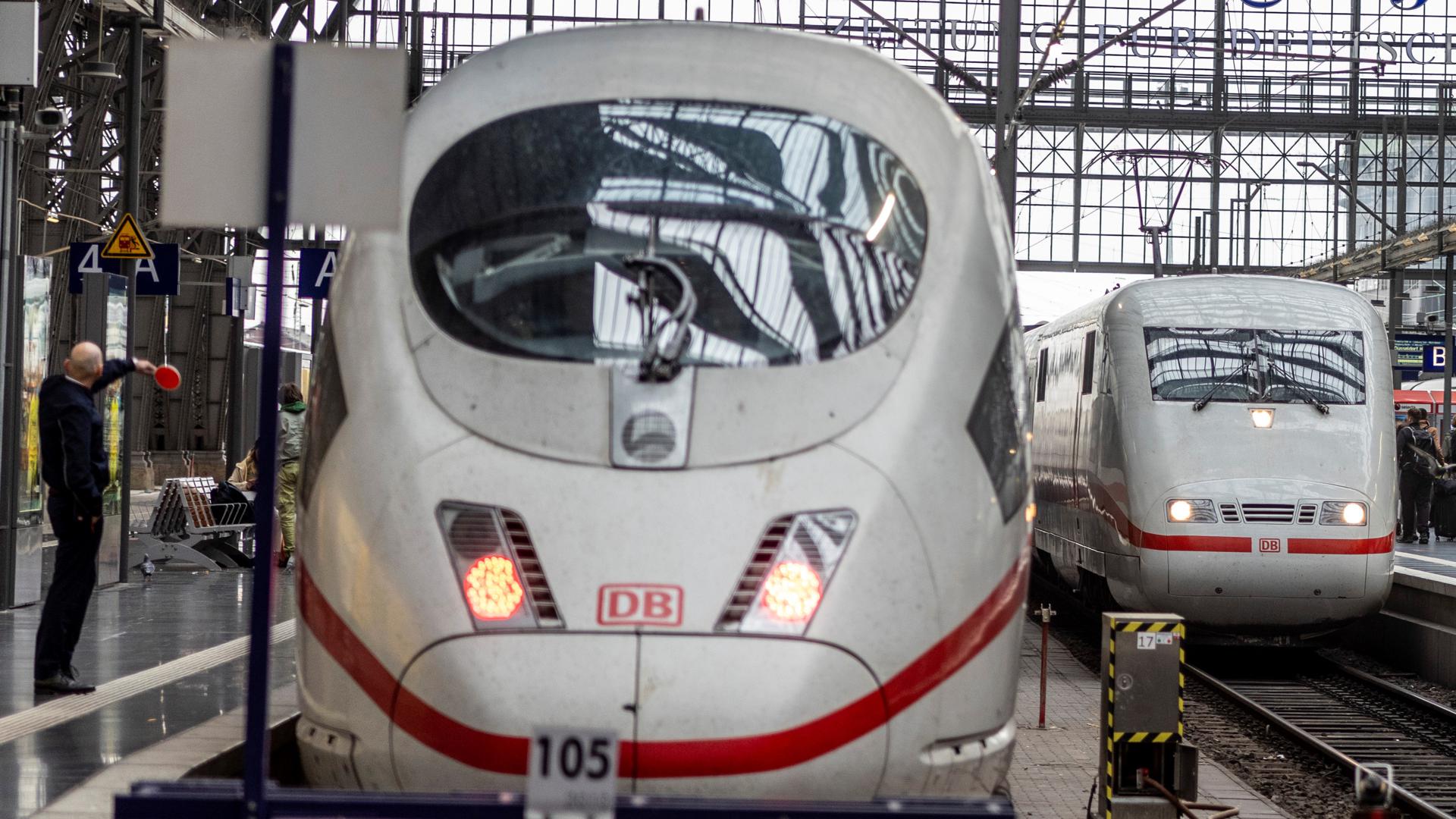 Zwei ICE-Züge stehen nebeneinander im Frankfurter Hauptbahnhof. 