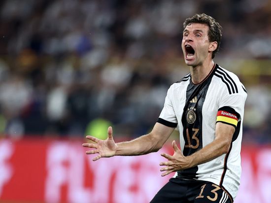 Fußball: Länderspiele, Deutschland - Frankreich, Signal Iduna Park. Deutschlands Thomas Müller schreit nach einer vergebenen Torchance. Er trägt dabei die Kapitänsbinde. 