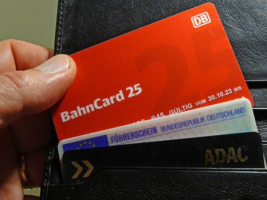 Ein Mann hat eine BahnCard 25 in der Brieftasche. Die Deutsche Bahn will die für Vielfahrer gedachten BahnCards künftig nur noch digital vergeben und auf die Variante aus Plastik verzichten. Die Umstellung der Jahresprodukte ist im zweiten Halbjahr 2024 vorgesehen. 