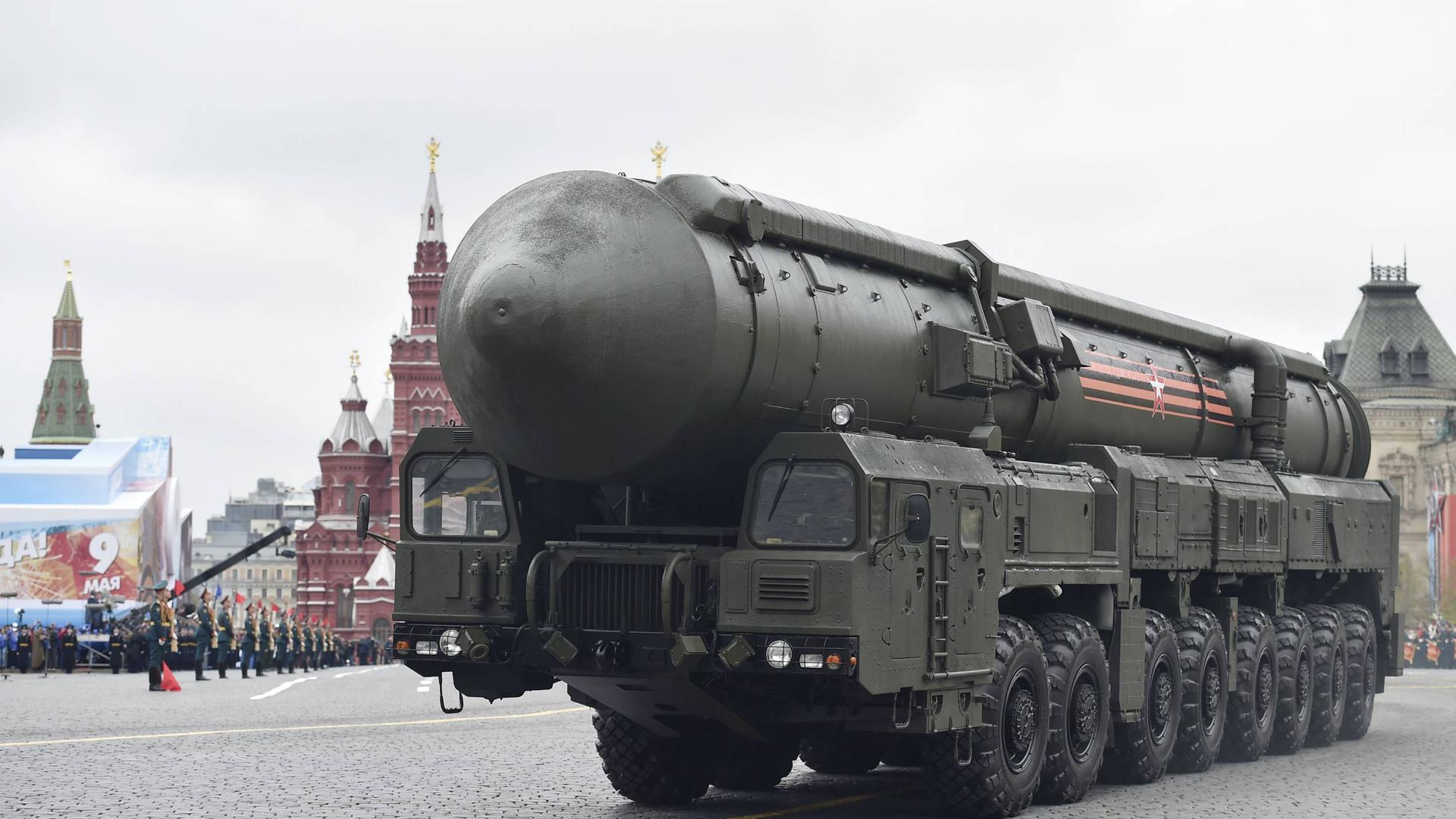 Russland präsentiert gerne seine Atomraketen bei den jährlichen Militärparaden auf dem Roten Platz. Zur Zeit streiten Moskau und Washington um die Zukunft des letzten gültigen nuklearen Rüstungsvertrags New Start. 
