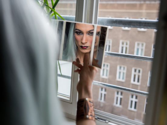 Julian Fricker, alias Drag Queen Shiaz Legz, blickt am 04.04.2016 in Berlin in einen Spiegel. Foto: Kay Nietfeld/dpa (zu dpa-story «Wer einen Penis hat, ist nicht automatisch ein Mann» vom 16.08.2016) - Name berichtigt ++ +++ dpa-Bildfunk +++