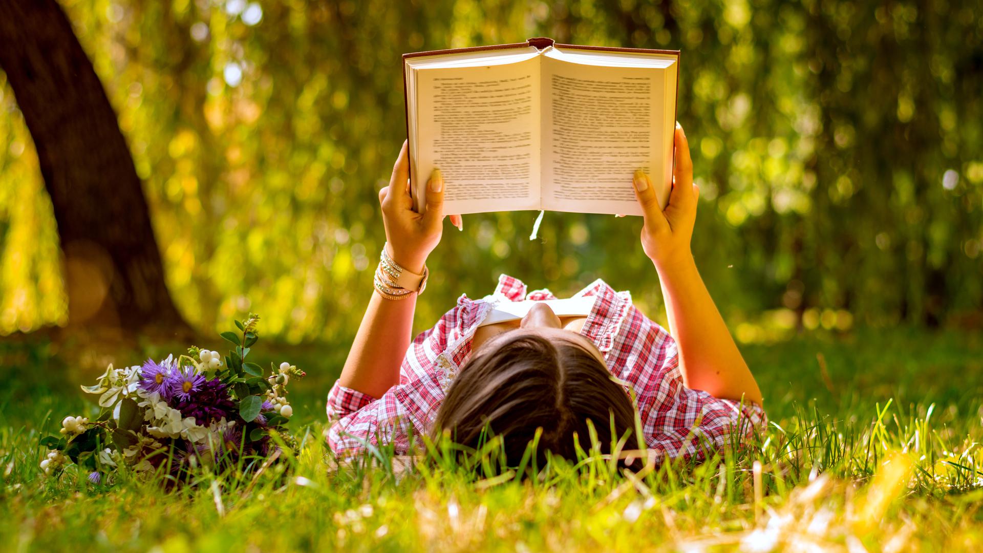 Bei passendem Wetter lässt sich das Lesevergnügen im Frühling auch an der frischen Luft genießen.