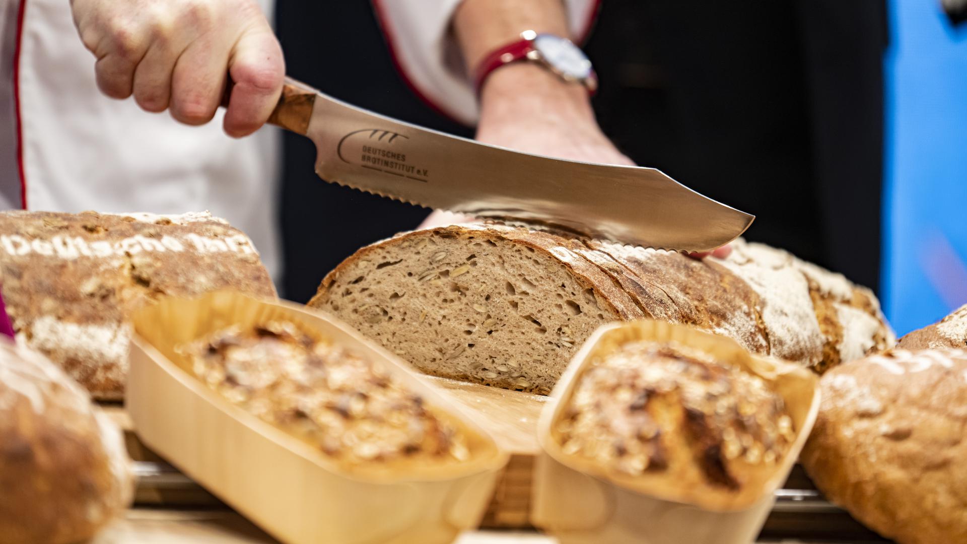 Ein Bäcker schneidet auf der Verkündung des «Brot des Jahres» in ein Kürbiskernbrot. 