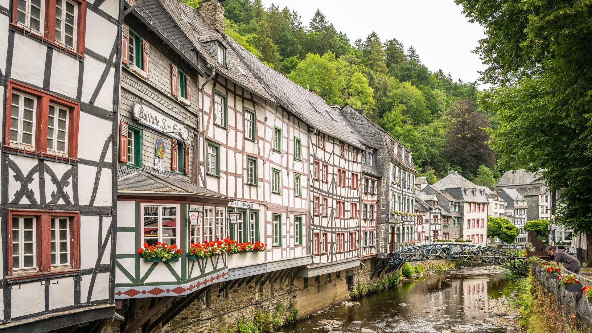 Der historische Stadtkern von Monschau ist Etappenziel beider Radtouren.