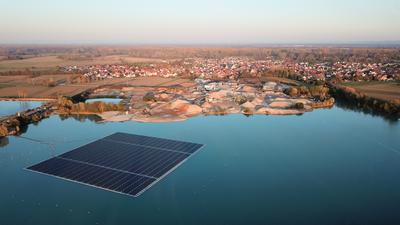 Es geht auch schwimmend: Das Foto zeigt die schwimmende Photovoltaik-Anlage in Leimersheim  – eines von vielen Projekten der Erdgas Südwest.