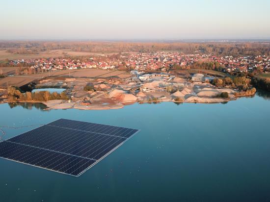 Es geht auch schwimmend: Das Foto zeigt die schwimmende Photovoltaik-Anlage in Leimersheim  – eines von vielen Projekten der Erdgas Südwest.