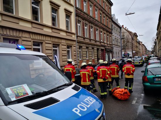 In der Augartenstraße sind neben der Polizei auch zahlreiche Feuerwehrmänner mit Sprungtuch bewaffnet im Einsatz. 