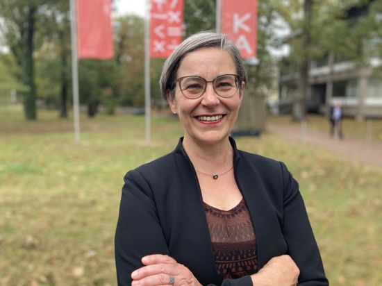 Die 58-jährige Rose Marie Beck lächelt auf dem Campus der Hochschule Karlsruhe in die Kamera. Die Afrikanistin wurde am 20. Oktober zur neuen Rektorin gewählt.