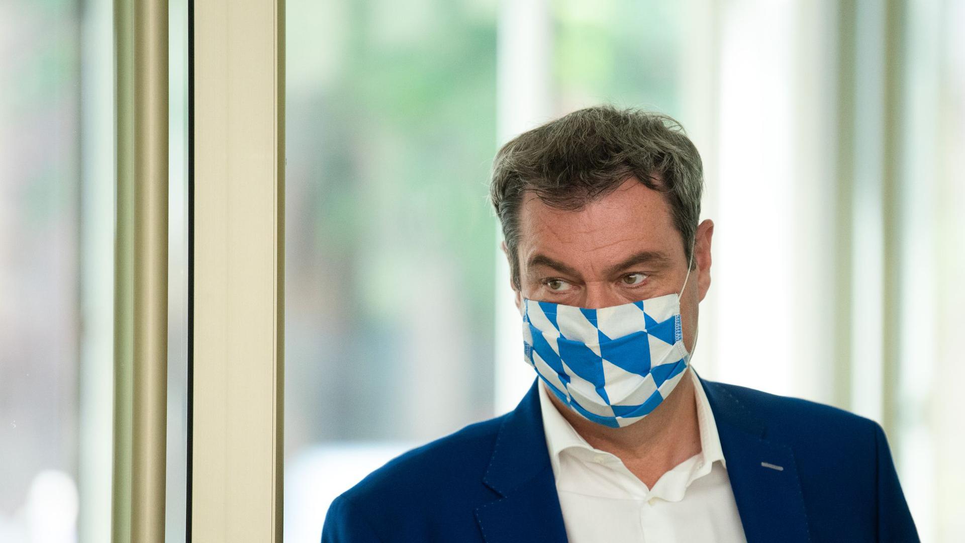 Markus Söder (CSU) mit Maske in bayerischen Landesfarben.