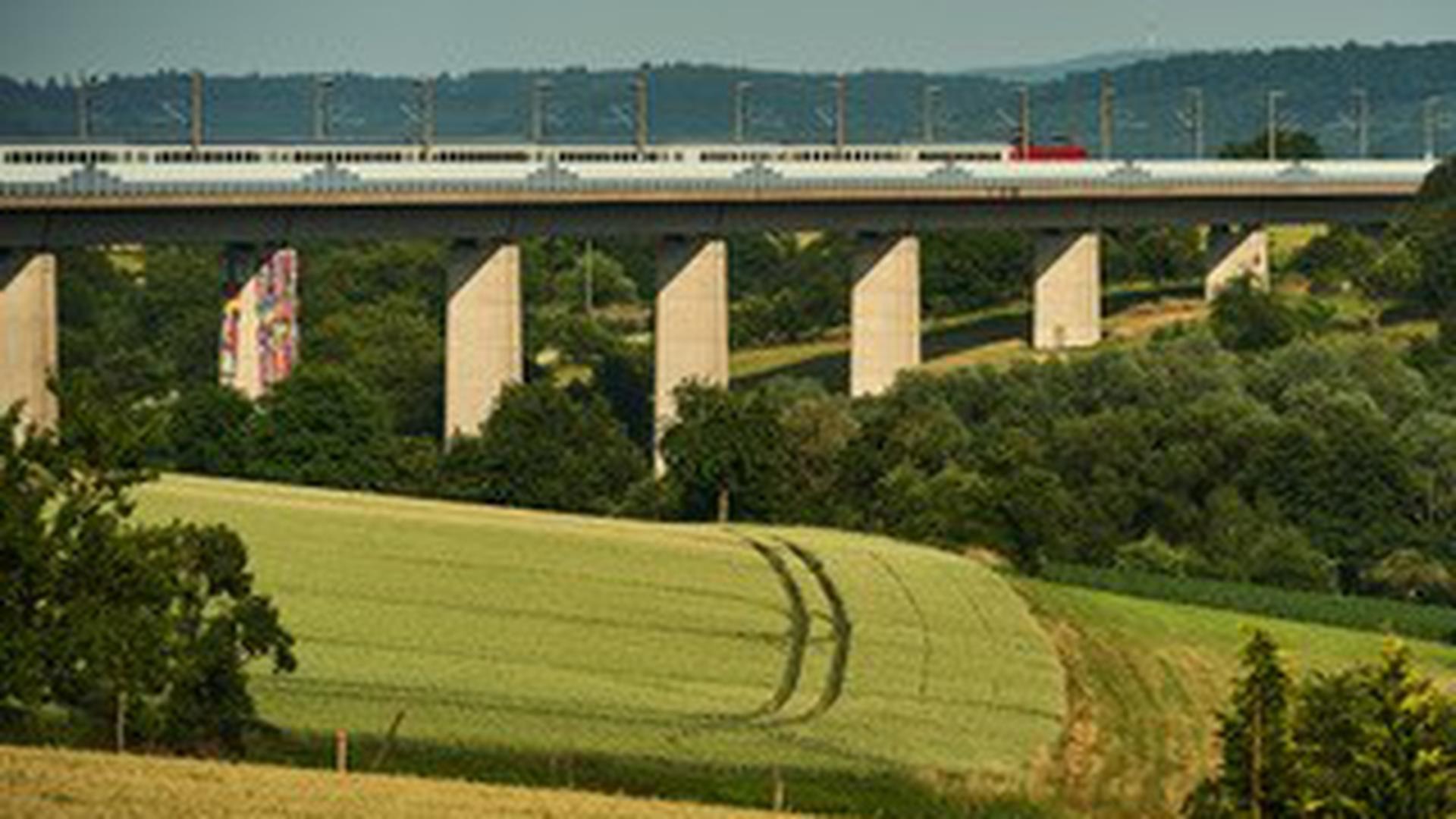 Markenzeichen der Bahnstrecke: Die Talbrücke beim Brettener Stadtteil Bauerbach gehört zu den großen Bauwerken der Schnellbahnstrecke von Mannheim nach Stuttgart.