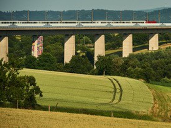 Markenzeichen der Bahnstrecke: Die Talbrücke beim Brettener Stadtteil Bauerbach gehört zu den großen Bauwerken der Schnellbahnstrecke von Mannheim nach Stuttgart.