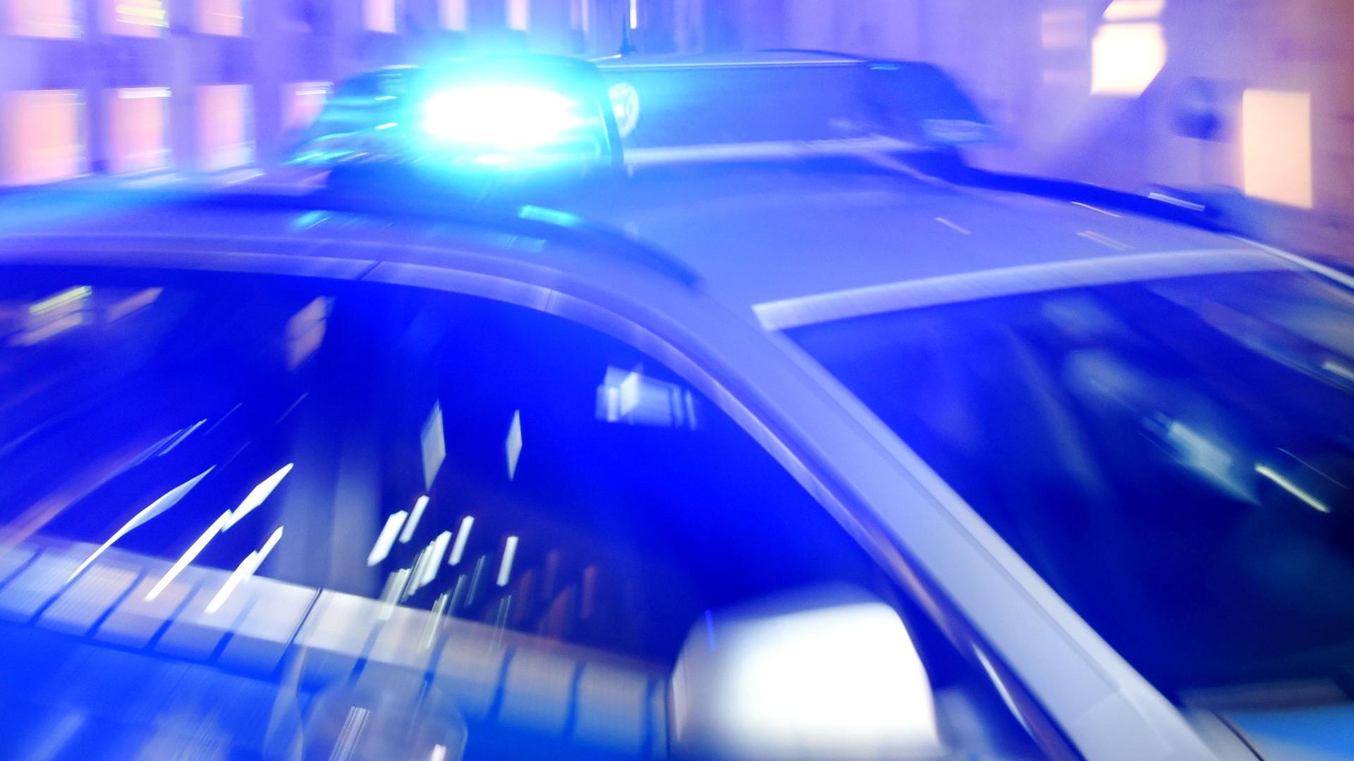 Die Polizei Pforzheim sucht nach einem Unbekannten, der Schlachtabfälle illegal in einen Altkleidercontainer in Königsbach geworfen hat. 