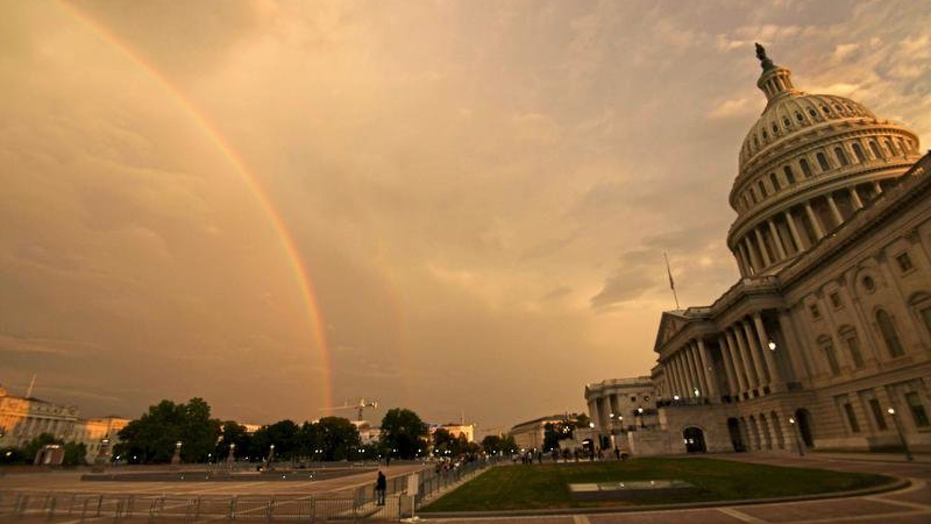 Regenbogen vor dem Kapitol in Washington DC taucht Szene in melancholisches Licht 